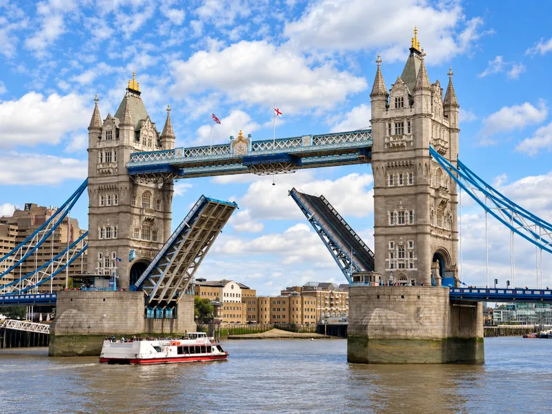 Cầu Tháp Luân Đôn: Biểu tượng của London và kiến trúc kỳ vĩ