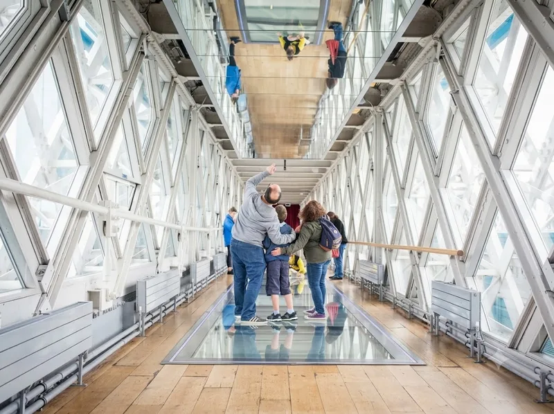 Sàn kính và phòng máy cổ là điểm nổi bật khi tham quan Tower Bridge