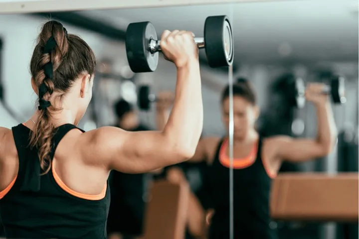 Tập vai với tạ đơn giúp vai khỏe và thân trên cân đối